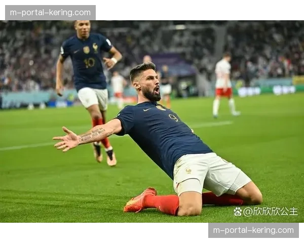 索兰克作为支点中锋作用突出 背身拿球为队友创造前插空间 索兰克作为支点中锋作用突出 背身拿球为队友创造前插空间